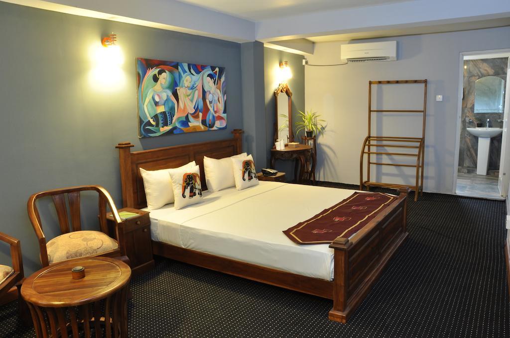 Hotel Tinaya Дамбула Екстериор снимка
